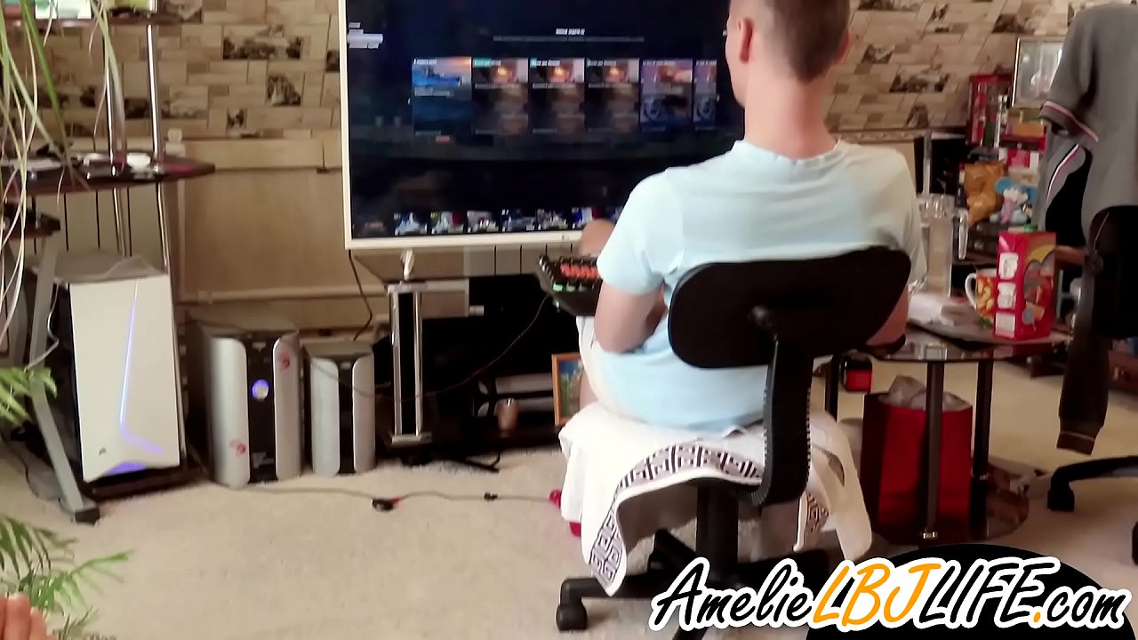 فتاة تستمني مع لعبة الجنس لصديقها للعب ألعاب الكمبيوتر